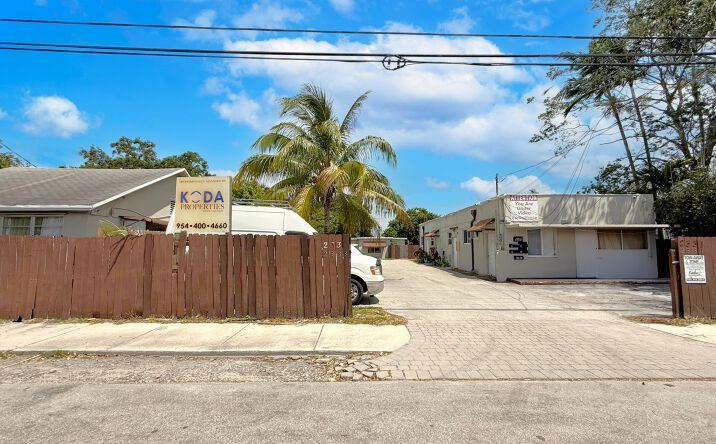 Pictures of Multifamily property located at 2331-2333 Hayes Street, Hollywood, FL 33020 for sales - image #1
