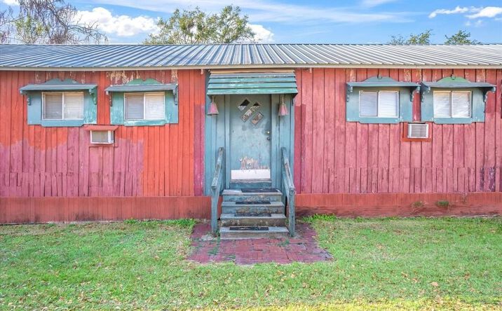 Pictures of Retail property located at 281 E Goshen St, Canton, TX 75103 for sales - image #1