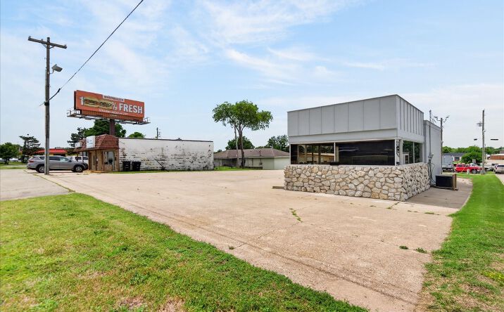 Pictures of Retail, Office property located at 145 SE Washington Boulevard, Bartlesville, OK 74006 for sales - image #1