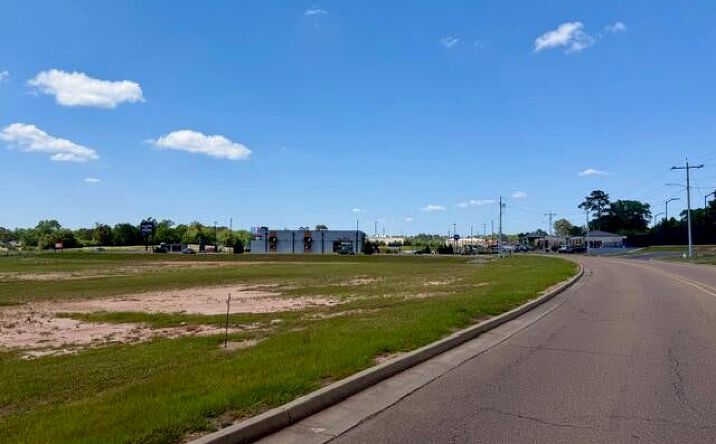 Pictures of Retail, Office, Mixed Use property located at 352 ANNA DR, MCCOMB, MS 39648 for sales - image #1