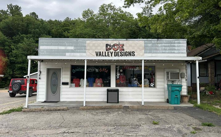 Pictures of Retail, Office, Mixed Use property located at 305 Pine Street, Steelville, MO 65565 for sales - image #1