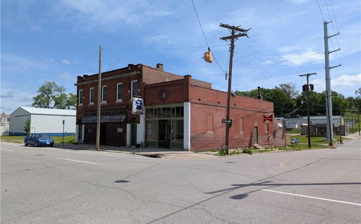 Pictures of Retail property located at 1001 N 3rd Street, St Joseph, MO 64501 for sales - image #1