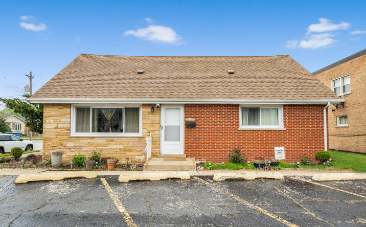 Pictures of Office property located at 5930 W 79th Street, Burbank, IL 60459 for sales - image #1