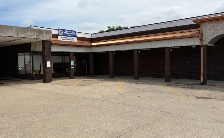 Pictures of Office property located at 13 Old Capitol Shopping Center, Vandalia, IL 62471 for sales - image #1