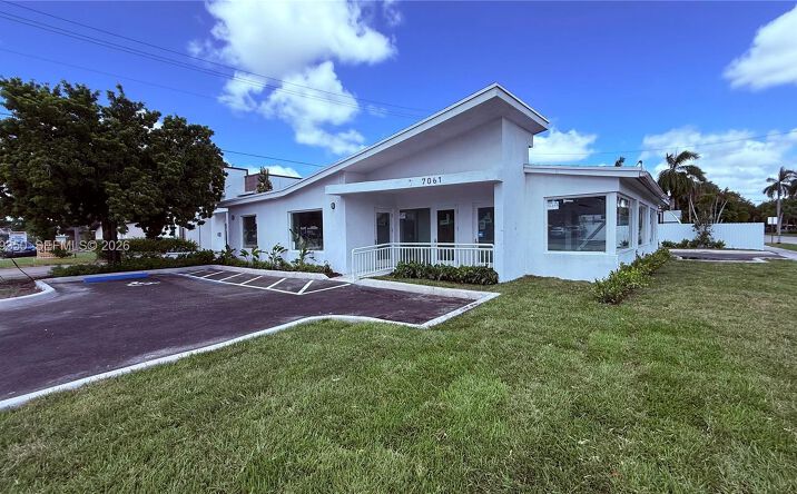Pictures of Office property located at 7061 Taft St, Hollywood, FL 33024 for sales - image #1