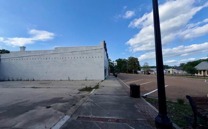 Pictures of Retail property located at 161 W RAILROAD AVE N, MAGNOLIA, MS 39652-2835 for sales - image #1