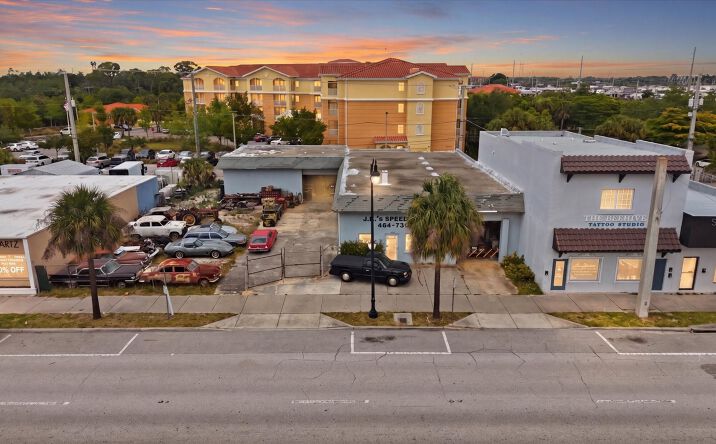 Pictures of Retail, Mixed Use property located at 629 E Venice Avenue, Venice, FL 34285 for sales - image #1