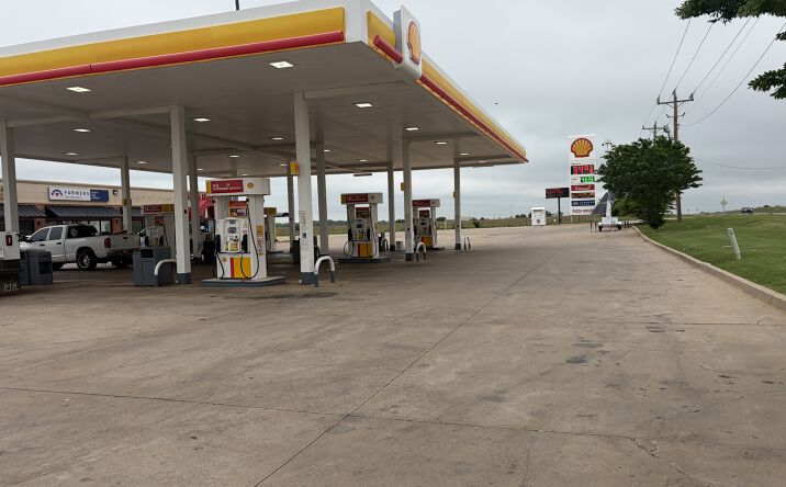 Pictures of Retail property located at 19401 N PORTLAND AVE, EDMOND, OK 73012 for sales - image #1
