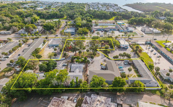 Pictures of Multifamily property located at 311 Country Club Oval, Daytona Beach, FL 32114 for sales - image #1