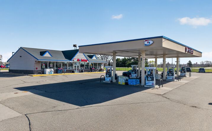 Pictures of Retail property located at 1423 2nd St N, Sauk Rapids, MN 56379 for sales - image #1