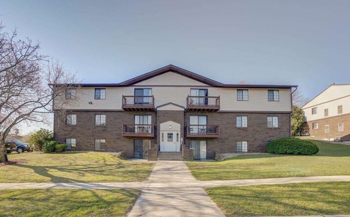 1525 Kenilworth Court, Stoughton