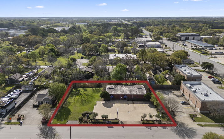 Pictures of Retail property located at 125 E GALVESTON ST, LEAGUE CITY, TX 77573-3891 for sales - image #1