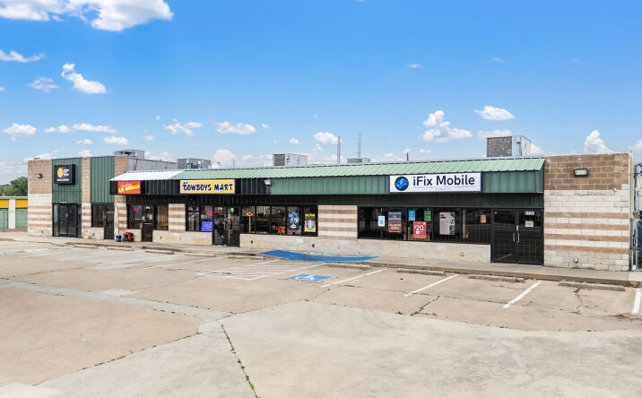 Pictures of Retail property located at 2712 West Division Street, Arlington, TX 76012 for sales - image #1