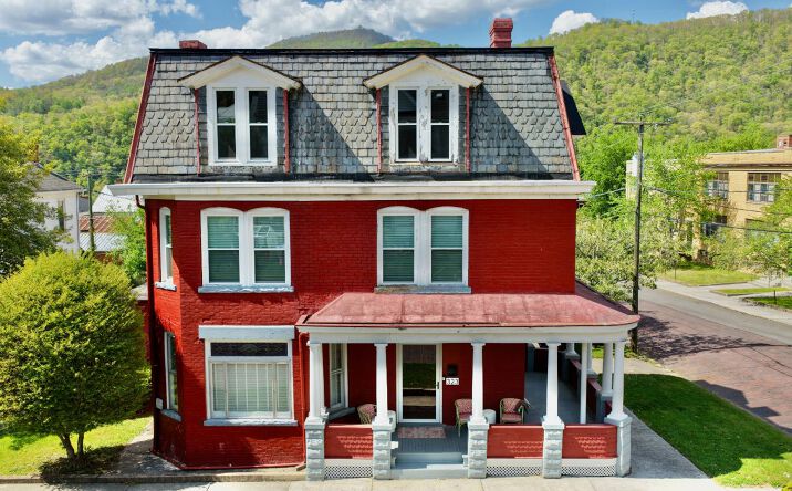 Pictures of Hospitality, Mixed Use property located at 323 BALLENGEE ST, HINTON, WV 25951-2320 for sales - image #1