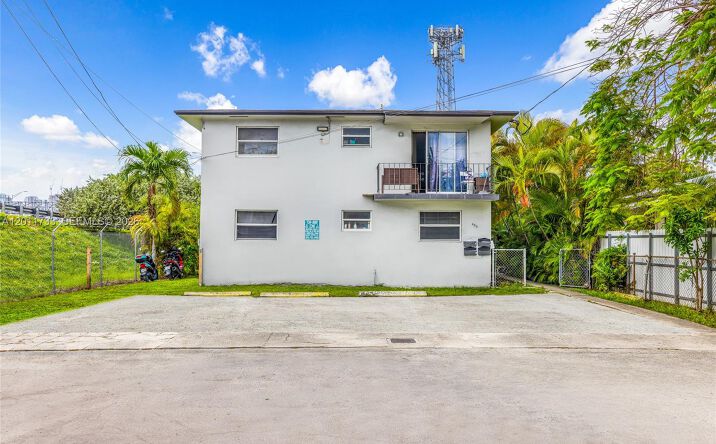 Pictures of Multifamily property located at 650 NW 28th St, Miami, FL 33127 for sales - image #1