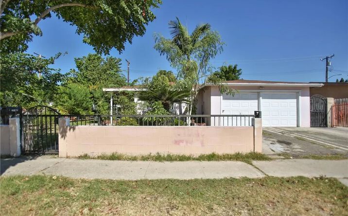 Pictures of Multifamily property located at 2525 W 10th, Santa Ana, CA 92703 for sales - image #1