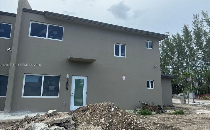 Pictures of Multifamily property located at 205 NW 159th St, Miami, FL 33169 for sales - image #1