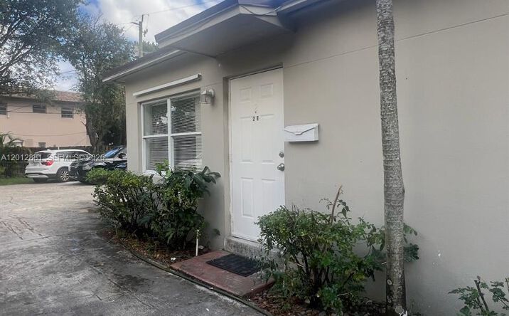 Pictures of Multifamily property located at 915 N 19th Ave, Hollywood, FL 33020 for sales - image #1