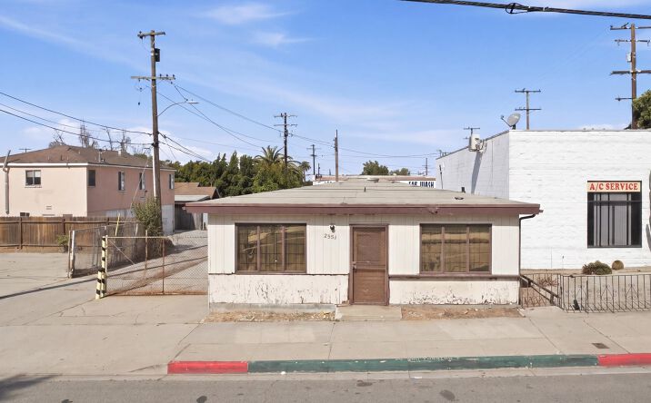 Pictures of Retail, Office property located at 2581 California Ave, Signal Hill, CA 90755 for sales - image #1