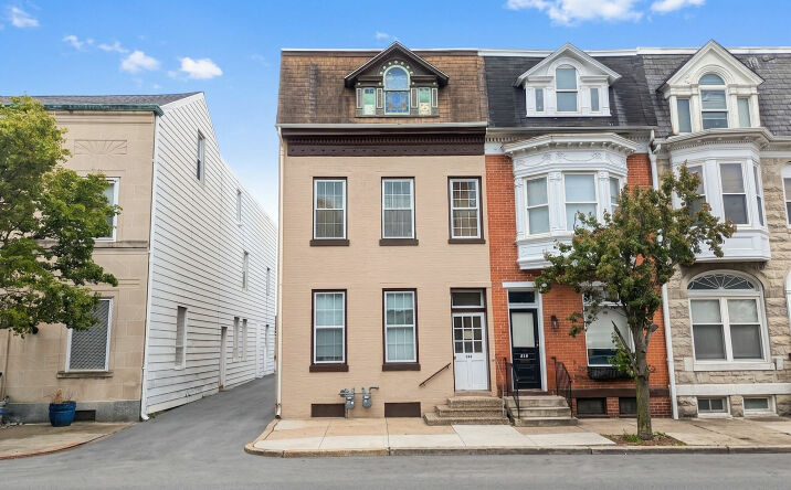 820 E Market St, York