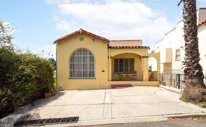 Pictures of Multifamily property located at 3309 Hamilton Way, Los Angeles, CA 90026 for sales - image #1