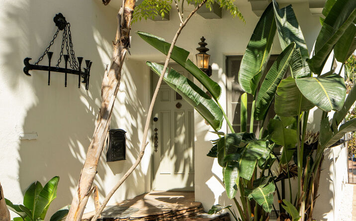 Pictures of Multifamily property located at 2320 Beachwood Drive, Los Angeles, CA 90068 for sales - image #1