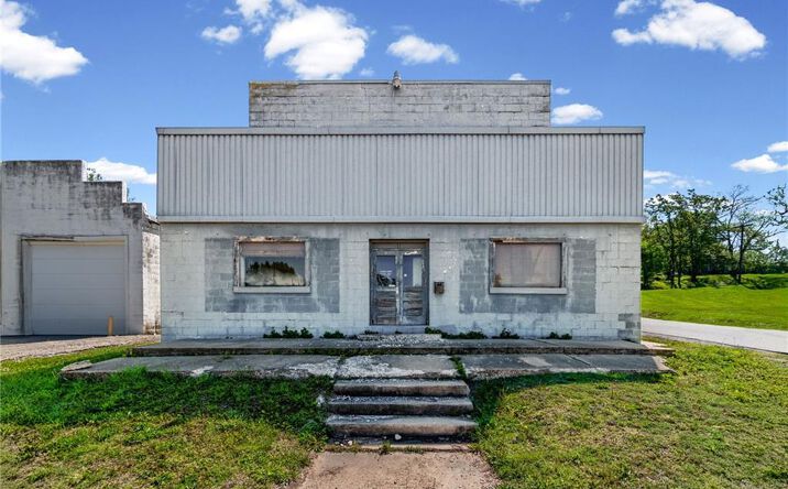 Pictures of Office property located at 302 N Mason Street, Carrollton, MO 64633 for sales - image #1