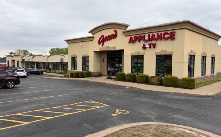Pictures of Retail property located at 2222 E 53RD ST, DAVENPORT, IA 52807-2789 for sales - image #1