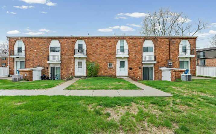 Pictures of Multifamily property located at 4901 Wickford Dr E, Sylvania, OH 43560 for sales - image #1