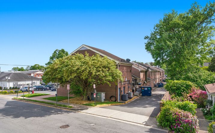 Pictures of Retail property located at 503 Maple Avenue West, Vienna, VA 22180 for sales - image #1