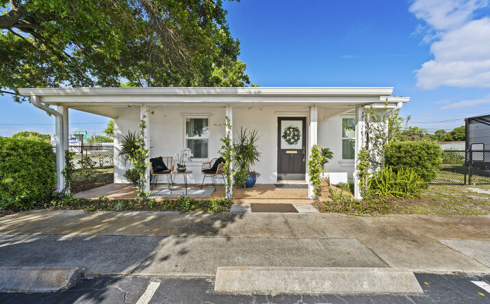 Pictures of Office, Retail property located at 1324 16th Street, Vero Beach, FL 32960 for sales - image #1