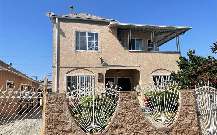 Pictures of Multifamily property located at 705 W 41st Drive, Los Angeles, CA 90037 for sales - image #1