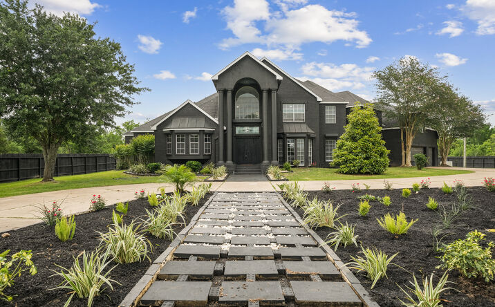 Pictures of Mixed Use property located at 2027 Cullen Boulevard, Pearland, TX 77581 for sales - image #1