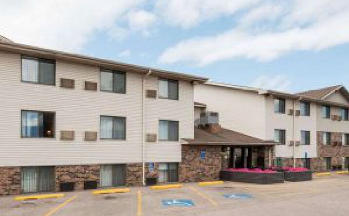Pictures of Hospitality property located at 2124 N LACROSSE ST, RAPID CITY, SD 57701-7859 for sales - image #1