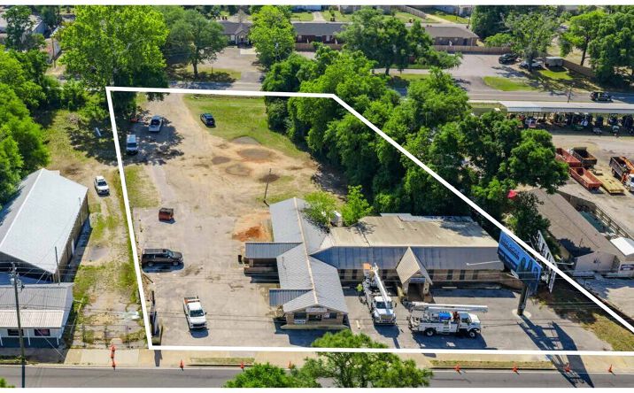 Pictures of Retail, Hospitality, Business for Sale property located at 739 N FERDON BLVD, CRESTVIEW, FL 32536-2163 for sales - image #1