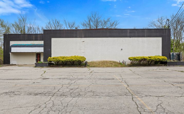 Pictures of Retail property located at 161-169 Four Mile Run Rd, Austintown, OH 44515-3123 for sales - image #1