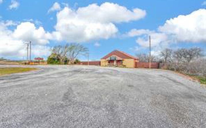 Pictures of Retail property located at 22203 N Frontage Rd, Clinton, OK 73601 for sales - image #1