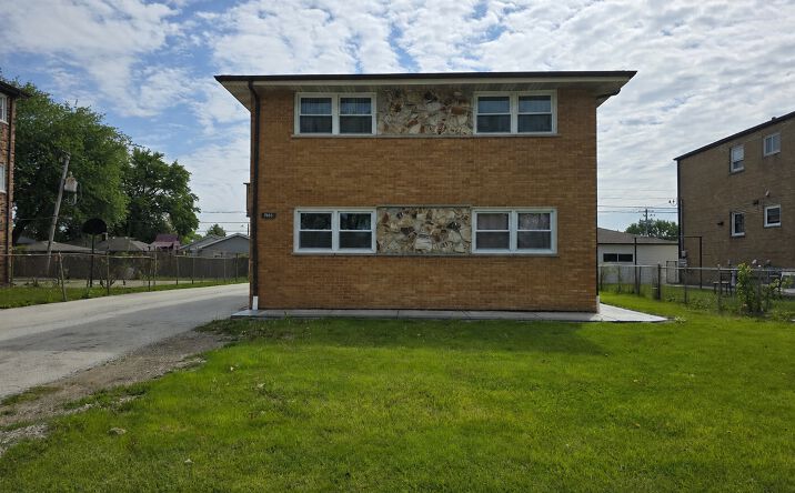 7653 S Roberts Road, Bridgeview