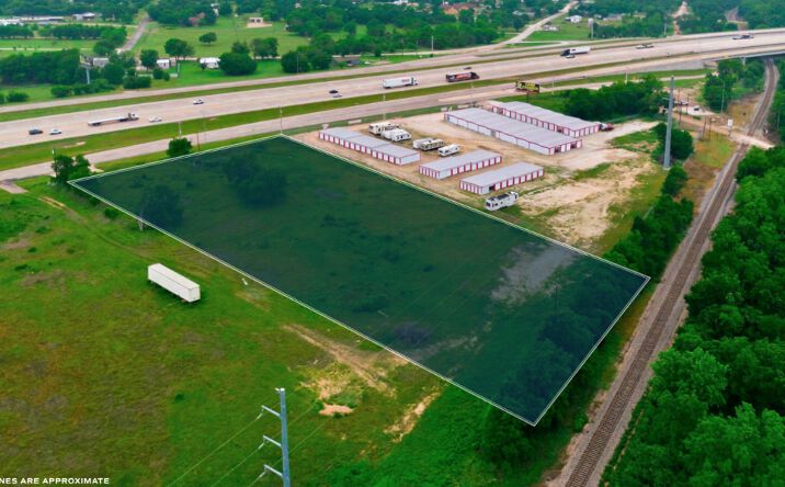 18577 S IH 35, Bruceville