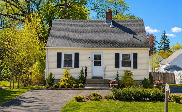 Pictures of Multifamily property located at 121 Pool Rd, North Haven, CT 06473 for sales - image #1