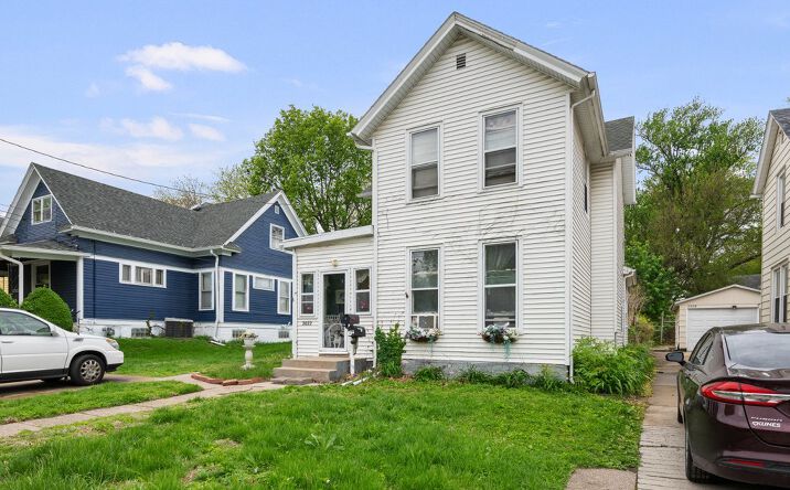 Pictures of Multifamily property located at 2022 IOWA Street, Davenport, IA 52803 for sales - image #1