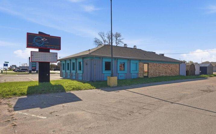 Pictures of Retail property located at 1404 E COLLEGE DR, MARSHALL, MN 56258-2027 for sales - image #1