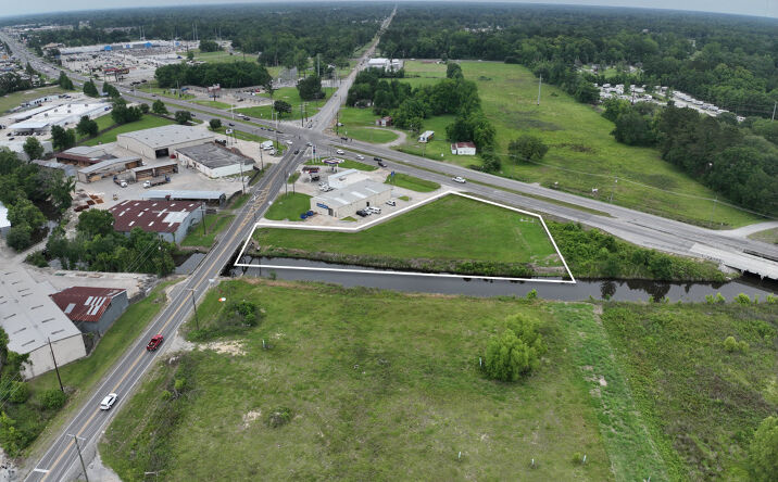 Pictures of Land property located at 11139 AIRLINE HWY, GONZALES, LA 70737-7928 for sales - image #1