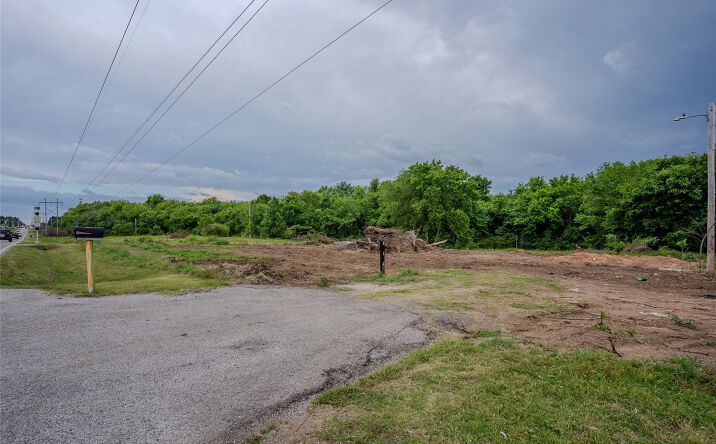 Pictures of Land property located at 4 S Elwood Avenue, Glenpool, OK 74033 for sales - image #1
