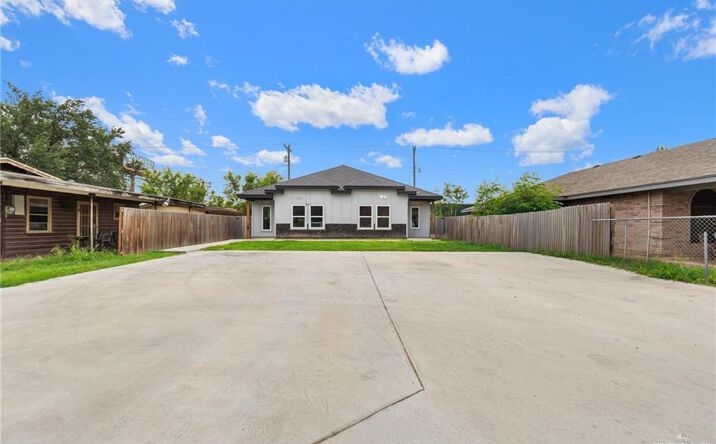 Pictures of Multifamily property located at 913 W Hackberry Avenue, Alamo, TX 78516 for sales - image #1