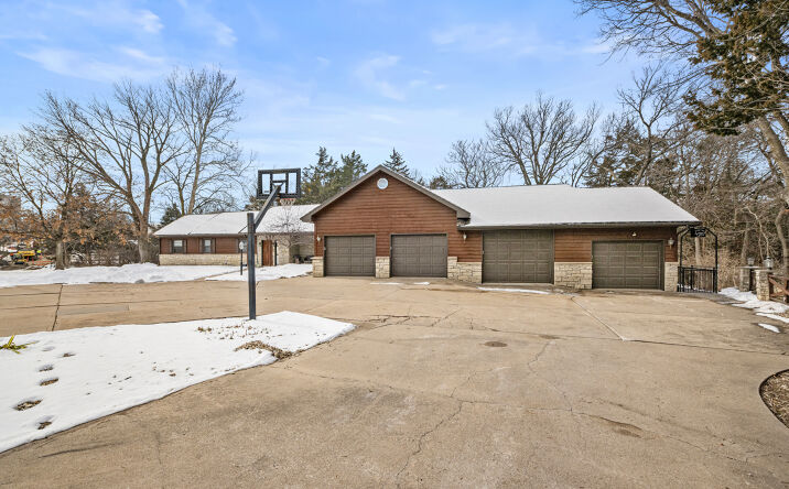 Pictures of Retail, Business for Sale property located at 1001 SYCAMORE LN, MANHATTAN, KS 66502-2711 for sales - image #1
