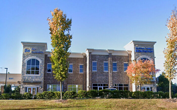 Pictures of Retail, Office, Mixed Use property located at 11211 Cantrell Rd, Little Rock, AR 72212-1819 for sales - image #1