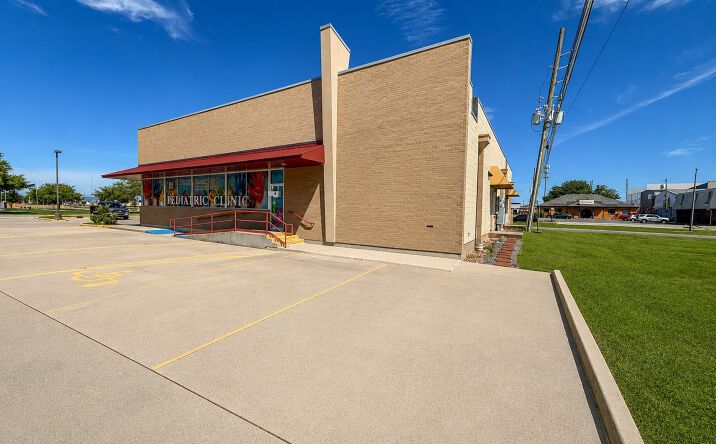 Pictures of Retail, Office, Special Purpose property located at 8250 W JUDGE PEREZ DR, CHALMETTE, LA 70043-1612 for sales - image #1