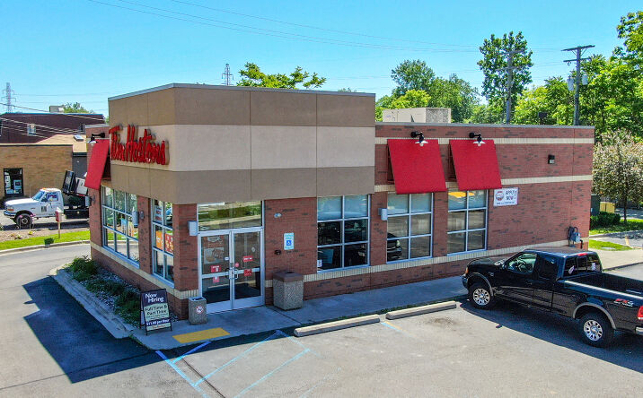 Pictures of Retail property located at 2635 Orchard Lake Rd, Sylvan Lake, MI 48320 for comps - image #1