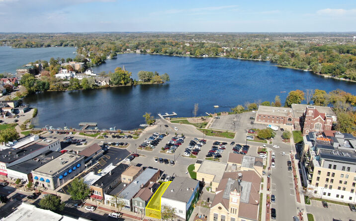 Pictures of Retail property located at 162 E WISCONSIN AVE, OCONOMOWOC, WI 53066-3034 for sales - image #1